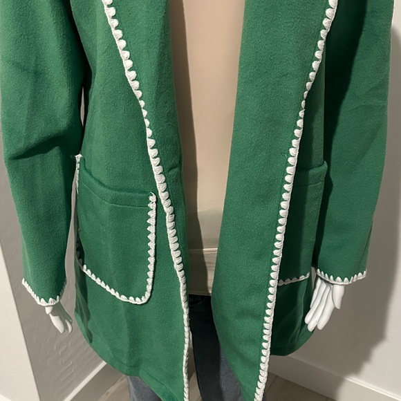 Chic Green Blazer with White Detailing - Picture 4 of 10